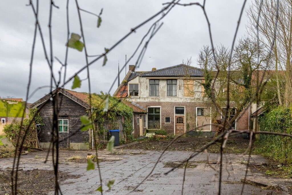 Aan de achterzijde van de oude pastorie komt nieuwe archiefruimte